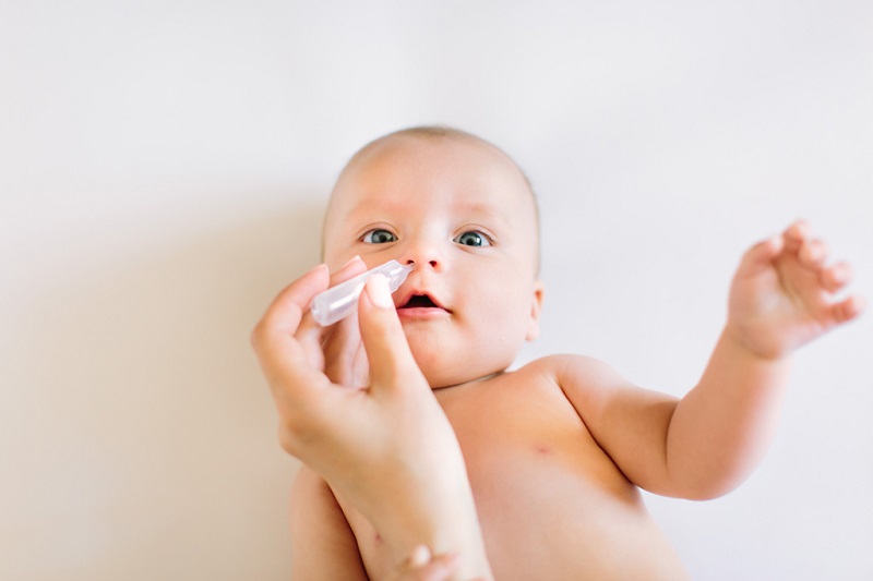 Cách trị sổ mũi cho trẻ sơ sinh bằng nước muối sinh lý