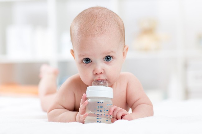 Cho trẻ uống nước nhiều giúp cải thiện bệnh vàng da 