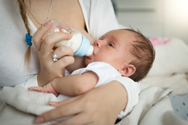 Điều trị vàng da ở trẻ sơ sinh bằng cách cho bé ăn thường xuyên