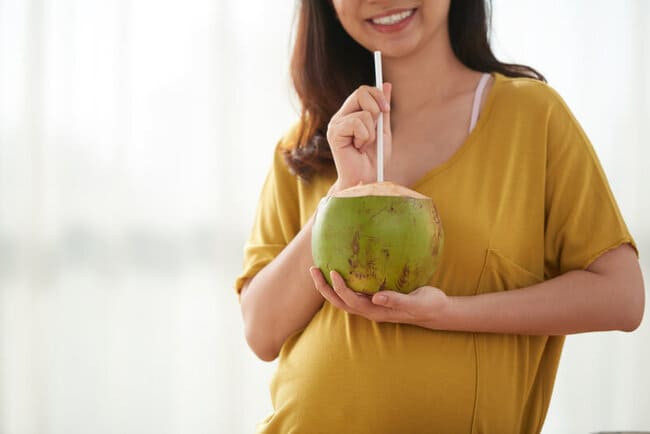 Mẹ bầu nên uống nước dừa vào buổi sáng sớm, trước bữa ăn, buổi trưa hoặc sau bữa ăn để tận dụng tối đa lợi ích mà thực phẩm mang lại